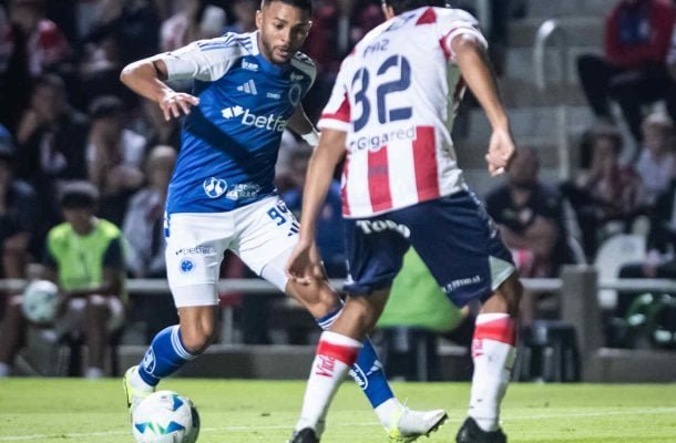 WANDERSON - Boa opção caindo pela esquerda nos primeiros minutos. Contudo, com a defesa mal pela esquerda, passou a recuar muito para tentar fechar os espaços e ajudar Villalba. No segundo tempo, nada fez ofensivamente. NOTA 5,5. Foto: Gustavo Aleixo/Cruzeiro