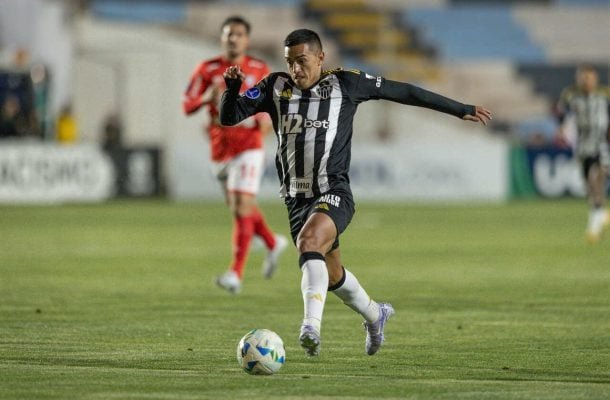 CUELLO - Bom nas trocas de posição com os companheiros, confundindo a marcação. Boa presença perto da área e deu um passe perfeito para Menino perder ótima chance no segundo tempo. saiu aos 22 da etapa final. O gol que perdeu no primeiro tempo comprometeu a sua nota. NOTA 6,0. Foto: Pedro Souza / Atlético