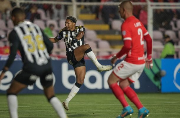RONY - Sempre usando a velocidade para se desmarcar, quase fez um gol logo aos três minutos. Pecou nos arremates, mas não se omitiu do jogo em momento algum. NOTA 6,5. Foto: Pedro Souza / Atlético