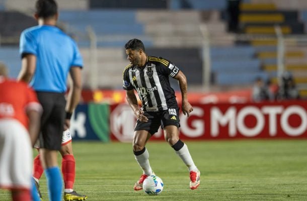HULK - Um guerreiro, ajudando na defesa e puxando ataques. Por muito pouco não fez um gol olímpico no segundo tempo e, depois disso, cresceu, buscando finalizar e quase fazendo gol de falta. Para variar, reclamou de quase tudo com a arbitragem. Juntamente com Lyanco, o melhor em campo. NOTA 7,5. Foto: Pedro Souza / Atlético