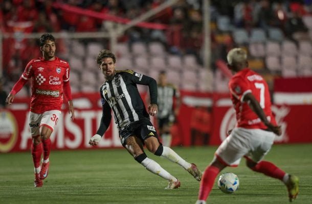 LYANCO - Bom nas antecipações e desarmes, festejou como se fosse um gol quando cortou uma bola que, tudo indica, terminaria em gol do Cienciano no 1º tempo. No 2º tempo, mais dois cortes essenciais. Muito viril, mas eficiente, sem dúvida NOTA 7,5. Foto: Pedro Souza / Atlético