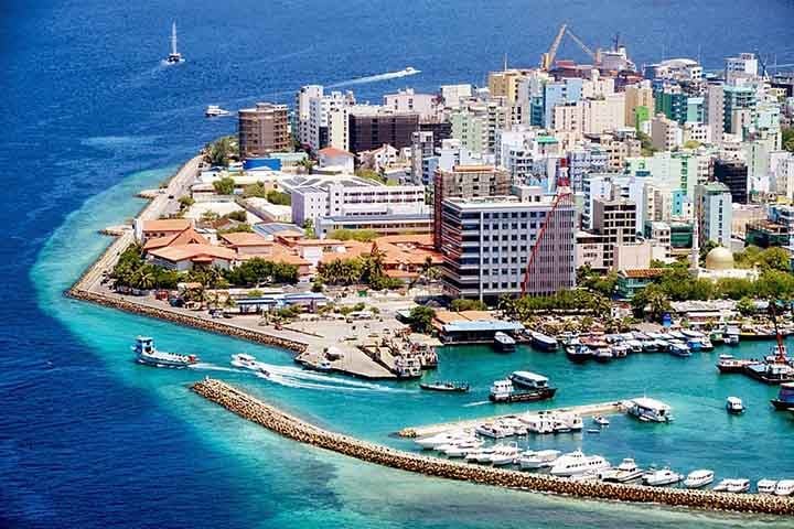 É a nação menos populosa da Ásia, assim como o menos populoso entre os países muçulmanos e também o menor da Ásia. Malé é a maior cidade e capital. Ela está localizada no extremo sul do Atol Kaafu e também é uma das subdivisões administrativas do país.