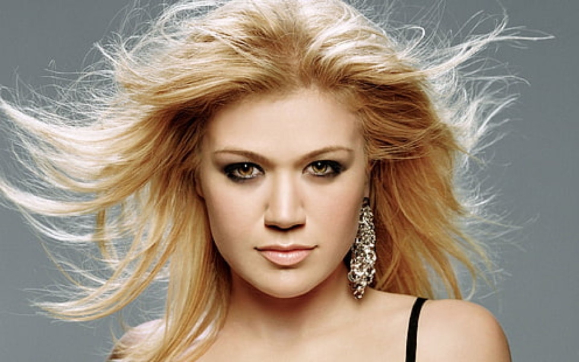 As dificuldades que Kelly Clarkson enfrentou após reality As dificuldades que Kelly Clarkson enfrentou após reality