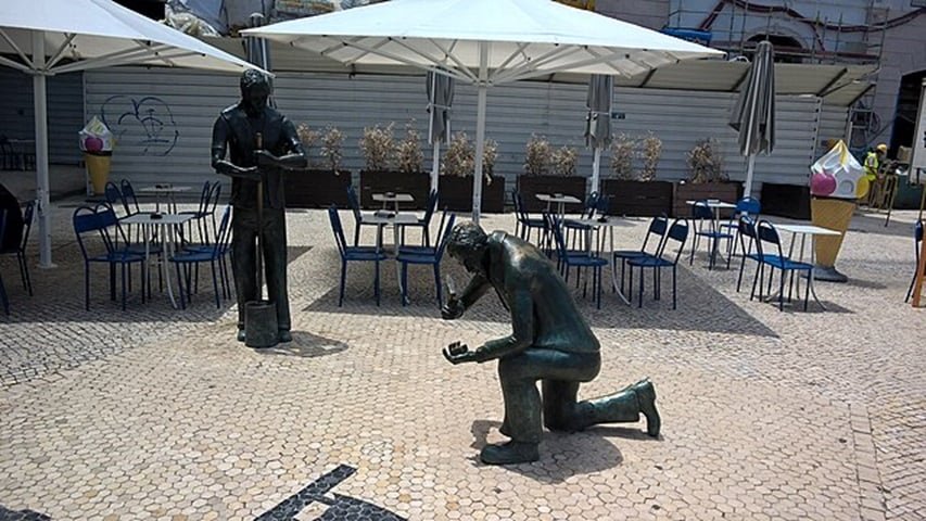Em Portugal, os trabalhadores especializados na colocação deste tipo de calçada são denominados "mestres calceteiros". 
