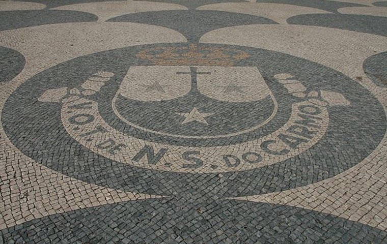 Como o nome diz, sua origem vem de Portugal e esse tipo de calçamento se expandiu para os países colonizados, como o Brasil. 