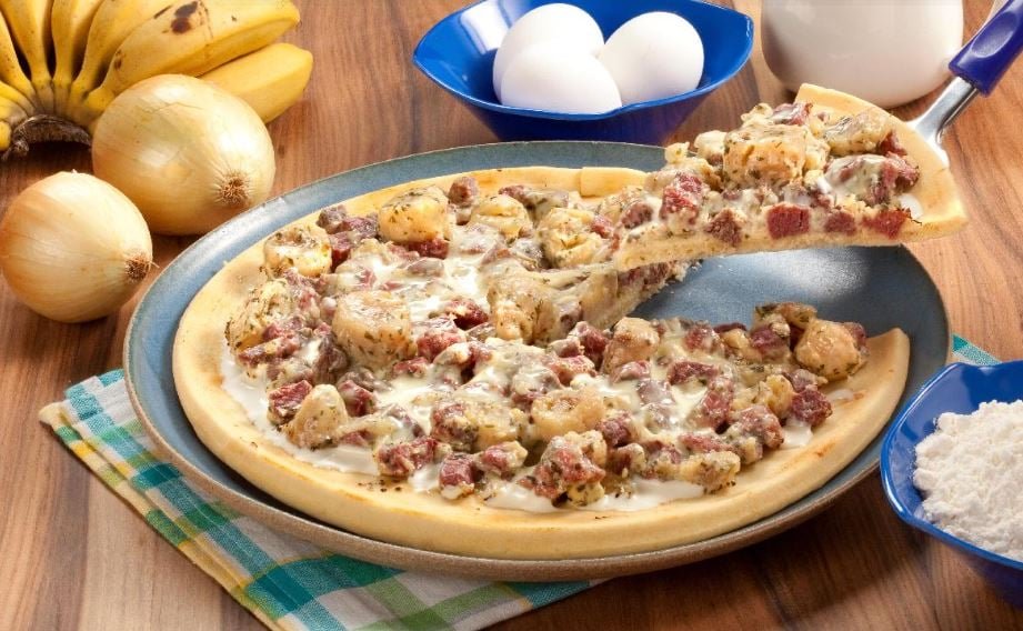 Carne seca com banana - Essa pizza é feita de carne seca sem sal e picada, cebolinha verde, banana-nanica em rodelas e requeijão. A combinação pode ser incomum, mas o sabor é delicioso. Sugerida por Guia da Cozinha.  