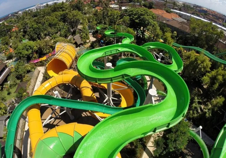 5°) Waterbom Bali (Bali, Indonésia): O parque é conhecido por oferecer uma experiência divertida e refrescante com toboáguas e corredeiras em meio a um ambiente tropical.