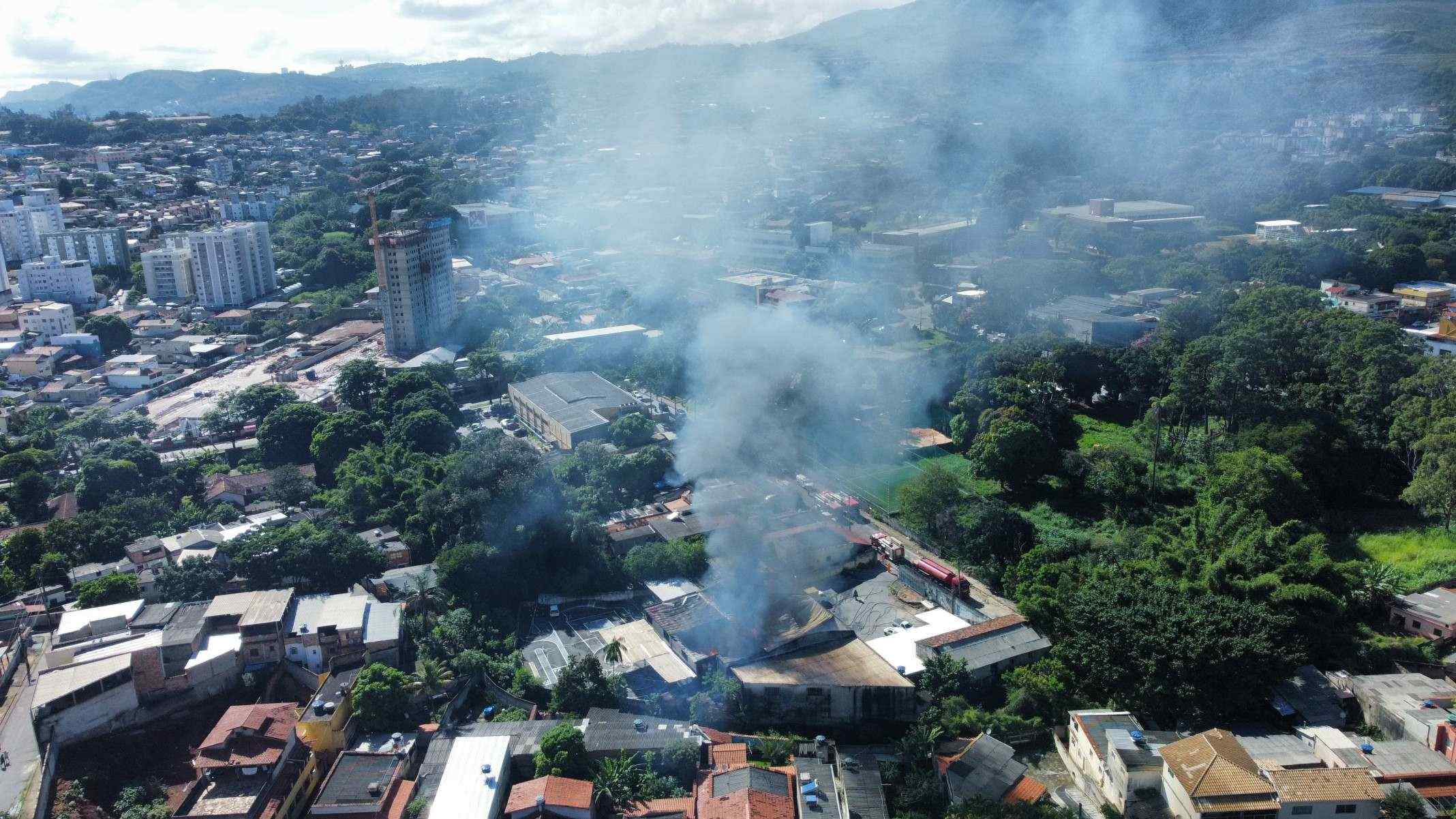 As chamas atingem galpão de reciclados no bairro Miramar, no Barreiro, em Belo Horizonte-Leandro Couri/EM/D.A. Press