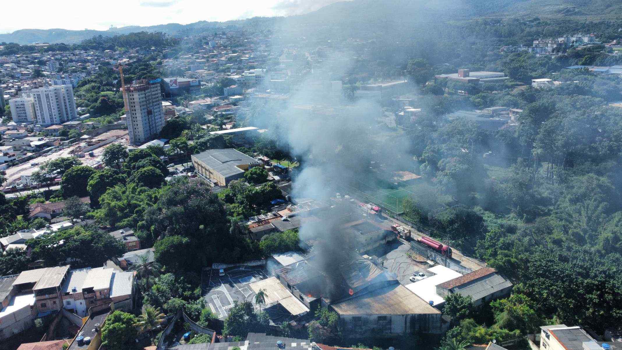 As chamas atingem galpão de reciclados no bairro Miramar, no Barreiro, em Belo Horizonte-Leandro Couri/EM/D.A. Press