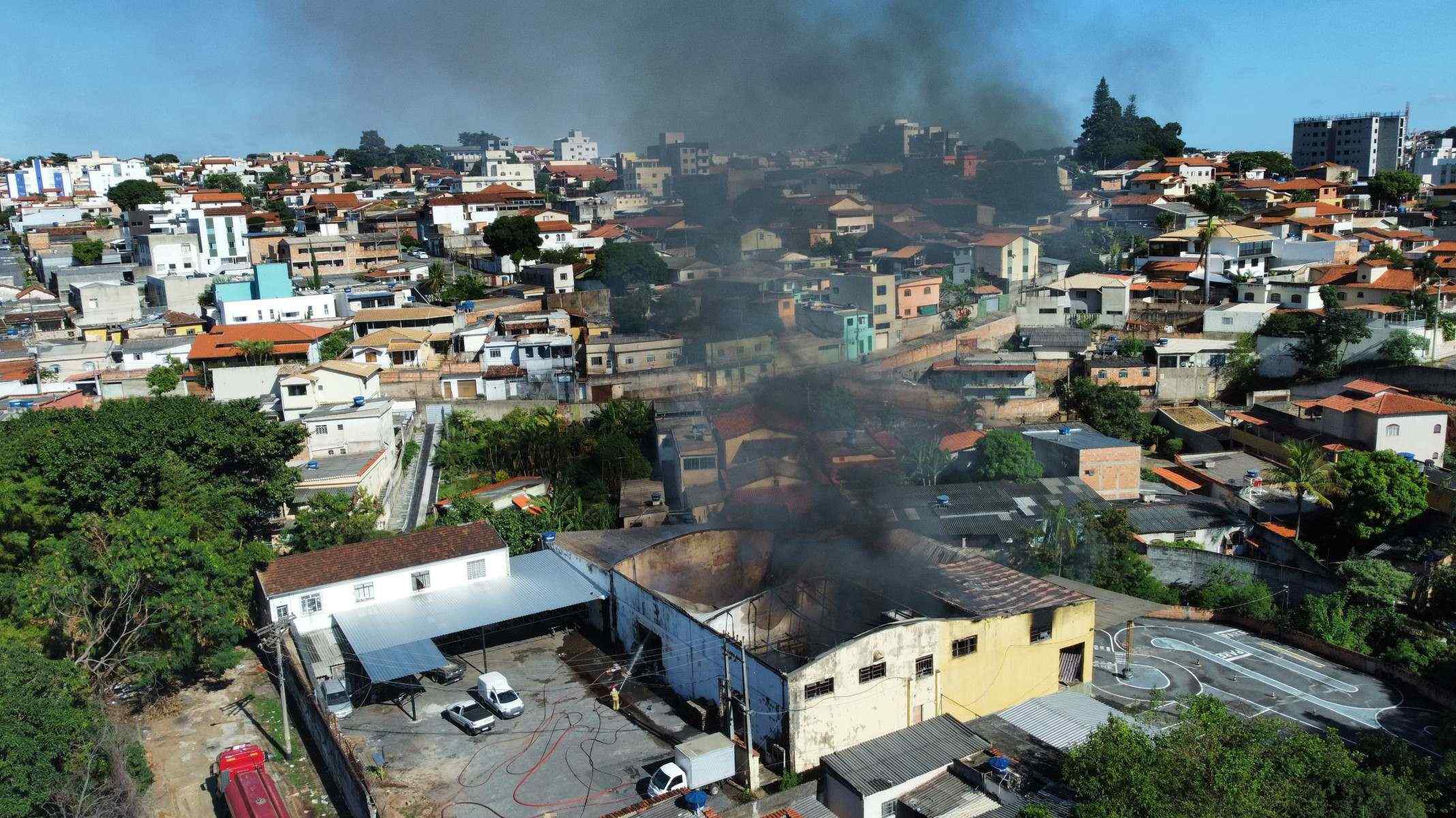 As chamas atingem galpão de reciclados no bairro Miramar, no Barreiro, em Belo Horizonte-Leandro Couri/EM/D.A. Press