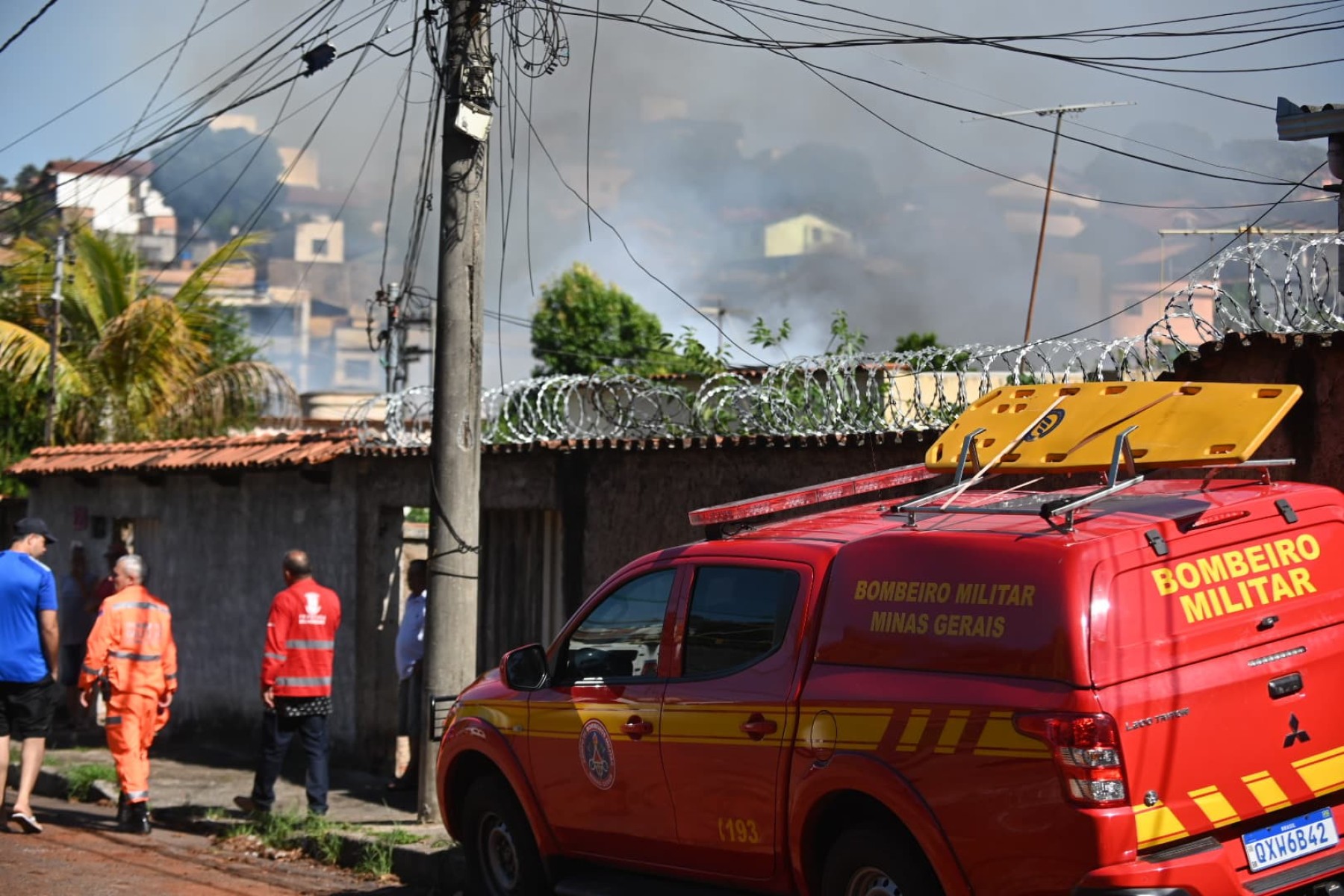 O combate às chamas conta com militares de dez viaturas do Corpo de Bombeiros-Leandro Couri/EM/D.A. Press