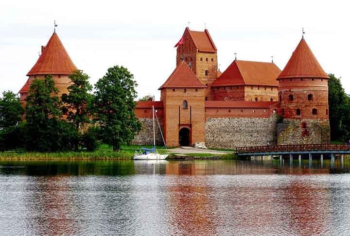 O Castelo da Ilha de Trakai é localizado em Trakai, Lituânia, em uma ilha no Lago Galv?. A construção foi iniciada no século XIV por K?stutis, e por volta de 1409 grandes obras foram concluídas por seu filho Vytautas, o Grande, que morreu neste castelo em 1430.