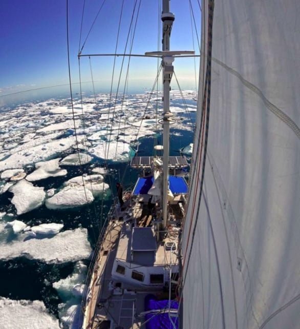 O brasileiro contará com a ajuda de uma pequena equipe russa, incluindo o experiente capitão Sergei Shcherbakov, para auxiliar na navegação e na burocracia, já que a região é considerada área militar de acesso restrito. 