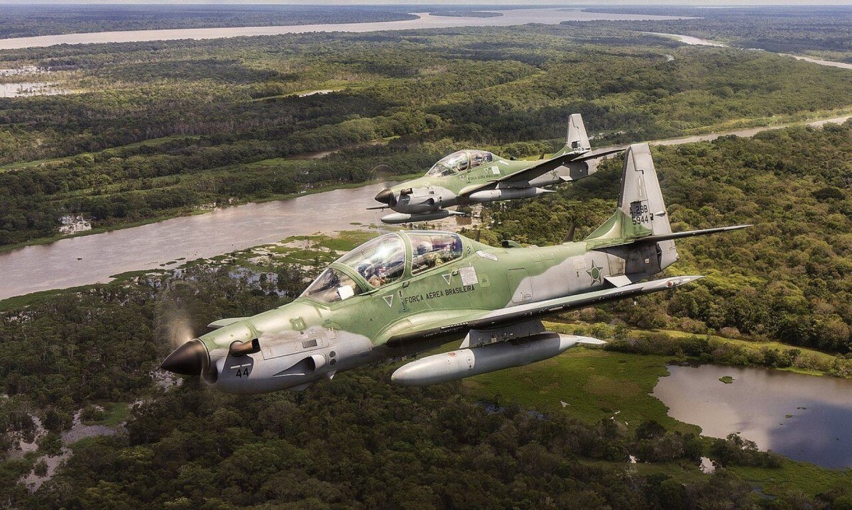 Aeronaves A-29 Super Tucano em voo sobre a Floresta Amazônica; imagem meramente ilustrativa -  (crédito: Johnson Barros/Wikimedia commons)