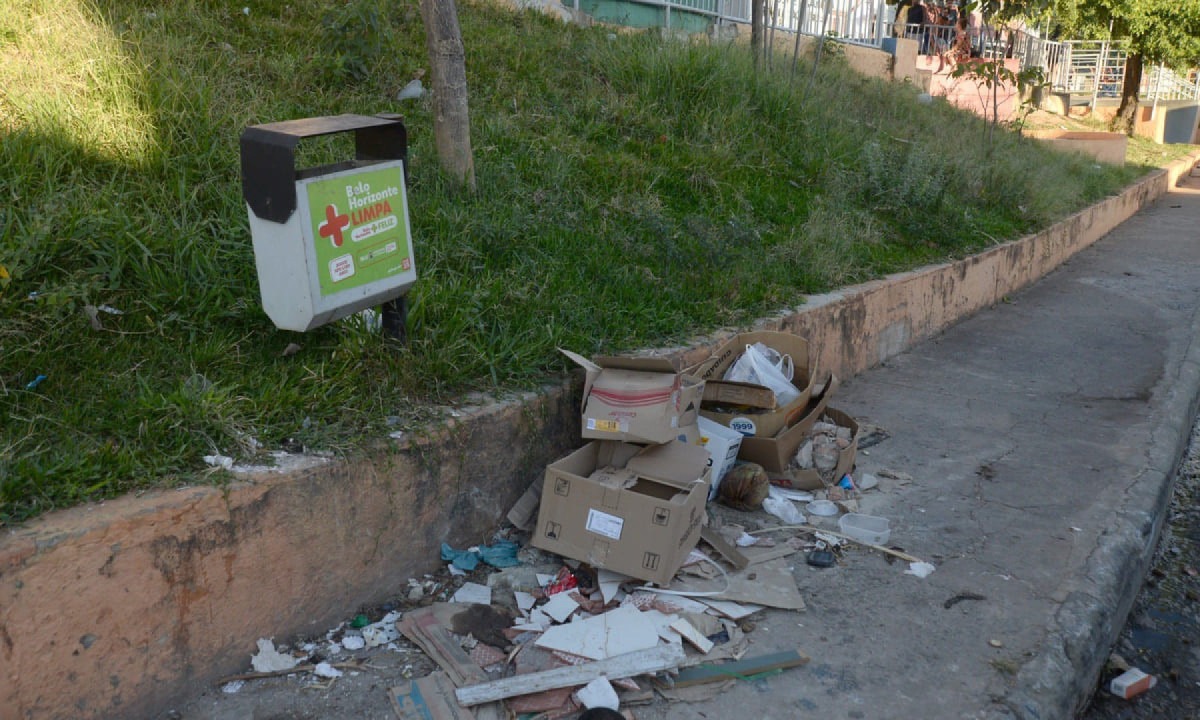 Mato alto e lixo trazem riscos para as crianças que brincam na Praça Che Guevara