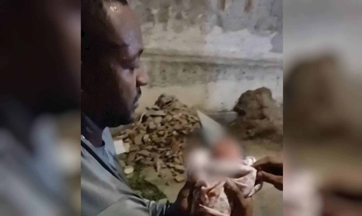 Gari Samuel da Silva dos Santos segura bebê encontrado em uma pilha de lixo no Rio de Janeiro - (crédito: Arquivo pessoal)