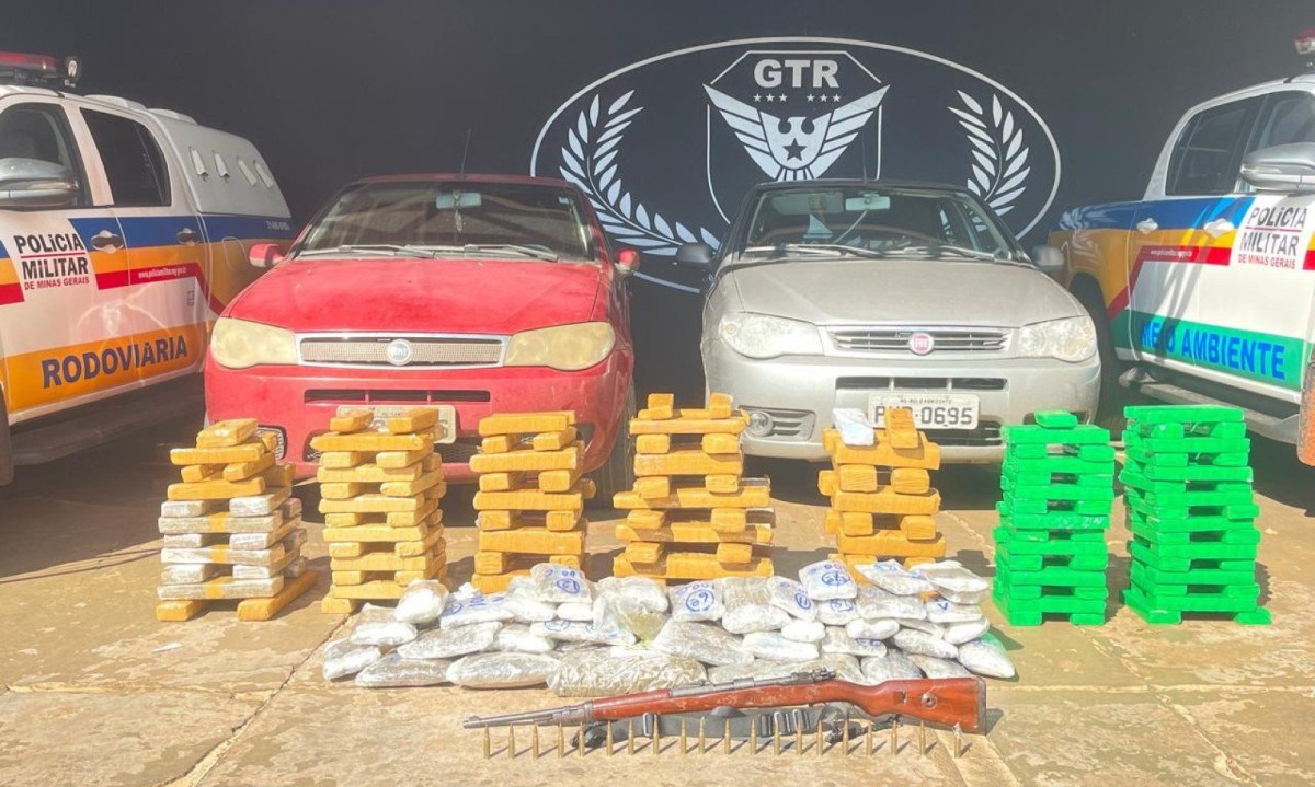 Três suspeitos foram presos com mais de 150 kg em drogas, um fuzil e rádios comunicadores -  (crédito: PMMG)