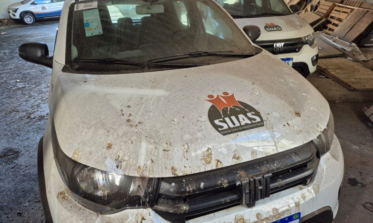 Carros que deveriam transportar pessoas que usam serviços sociais estão com sinais de abandono; governo de Minas alega que veículos aguardam conclusão da burocracia para serem destinados a cidades do interior -  (crédito: Thiago Bonna/EM/D.A Press)
