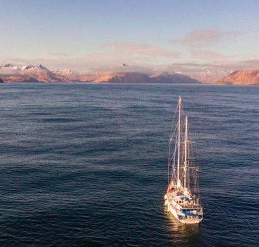 O objetivo é chegar à cidade russa de Murmansk até o fim de julho para conseguir as autorizações necessárias para cruzar a Sibéria. O mar dessa região só fica livre do gelo e navegável entre o fim de agosto e setembro.