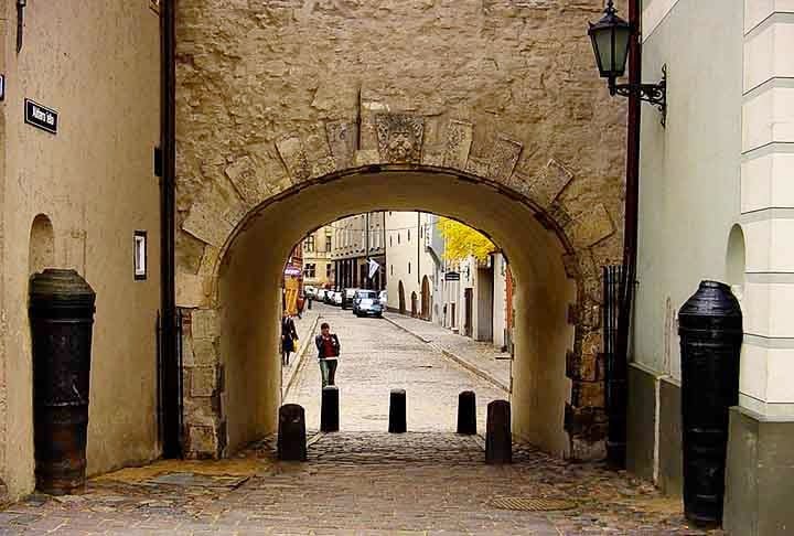 O Portão Sueco é uma estrutura remanescente das antigas muralhas da cidade de Riga, construída no final do século XVII durante o período em que a Suécia governou a região.