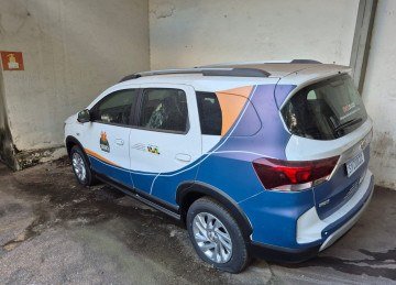Carros que deveriam transportar pessoas que usam serviços sociais estão com sinais de abandono; governo de Minas alega que veículos aguardam conclusão da burocracia para serem destinados a cidades do interior