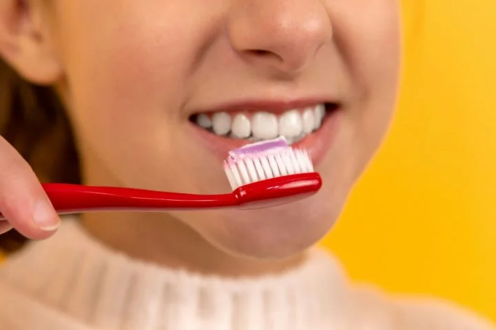 Para manter uma boa saúde bucal, é essencial fazer uso constante do fio dental e manter uma rotina diária de escovação de pelo menos duas vezes ao dia. -  (crédito: Diana Polekhina Unsplash)