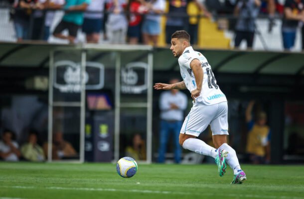 JOÃO PEDRO - Não esteve bem. O Luqueño jogou muito pelo seu setor, já que estava perdendo várias disputas e a cobertura de Jemerson estava falha. O gol dos paraguaios saiu pelo seu setor. NOTA 5,0. Foto: Lucas Uebel/Grêmio