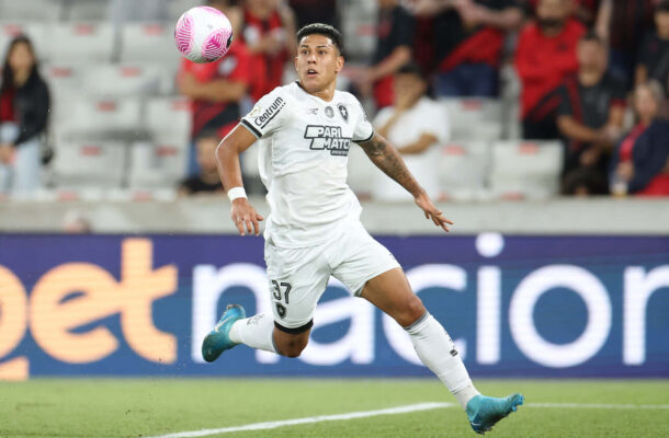 MARTINS - Não ameaçou a retranca da Universidad de Chile. Pouquíssimo incisivo. Parecia com medo de tentar o drible. Falta se conscientizar que está em clube grande. Precisa arriscar mais! Saiu para a entrada de Artur - NOTA: 1,0 - Foto: Vitor Silva/Botafogo