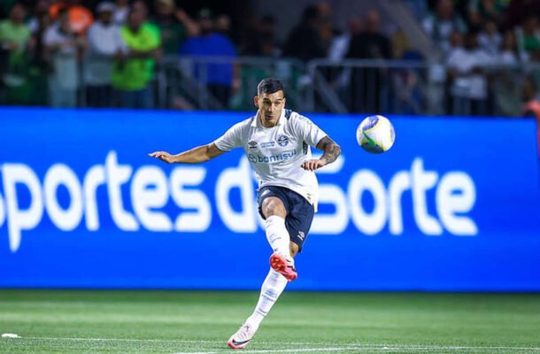 PAVÓN - Fez o cruzamento que resultou no pênalti em Cristaldo. E mais nada de efetivo, apenas muita correria e luta para acertar, o que não ocorreu. NOTA 4,0. Foto: Lucas Uebel/Grêmio