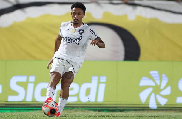 VITINHO - Apoiou bastante e fechou os espaços no seu corredor. Ganhou várias disputas e travou quem da La U caí pelo lado direito da cozinha alvinegra - NOTA: 7,0 -Foto: Vitor Silva/Botafogo