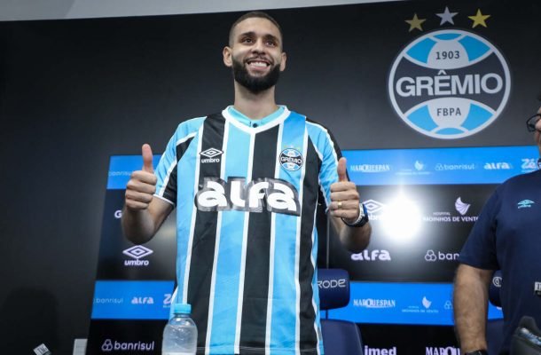 LUCAS ESTEVES - Algumas aparições no apoio, sem momentos de destaque. Na defesa, alguns cochilos e um amarelo bobo. NOTA 5,5. Foto: Lucas Uebel/Grêmio