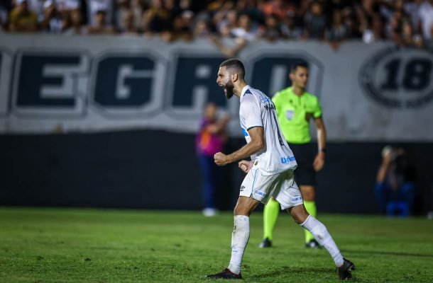 WAGNER LEONARDO - Muito seguro nas antecipações e saídas de bola. O melhor da defesa. NOTA 7,0. Foto: Lucas Uebel/Grêmio