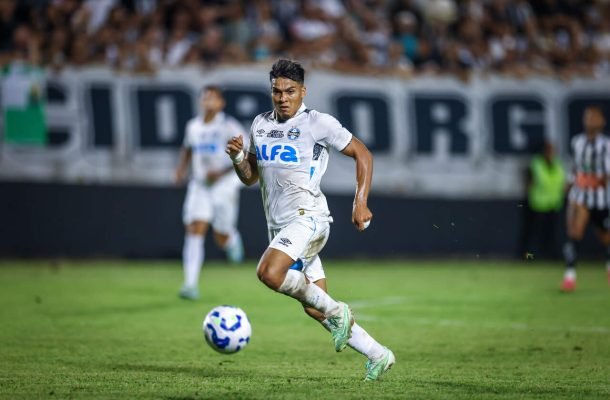 AREZO - Foi quem teve boas ideias no ataque. Também cobrou muito bem, fazendo o gol gremista no primeiro tempo, além de quase fazer outro em chute de fora da área. Sumiu no segundo tempo e Braithwaite o substituiu aos 18 da etapa final. NOTA 6,0. Foto: Lucas Uebel/Grêmio