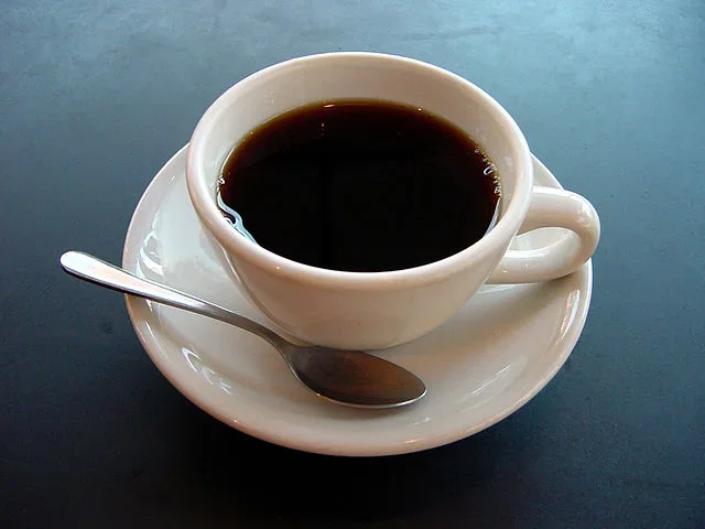 Como tudo surgiu - Você sabia que a origem do café é na Etiópia? Ele foi chamado de “buna” pelos primeiros degustadores, sendo que essas pessoas viviam na ilha de Kaffa e usavam o ingrediente em um determinado ritual. Mesmo nos dias atuais é possível encontrar povos das aldeias guiados pelos perfumes de “buna".