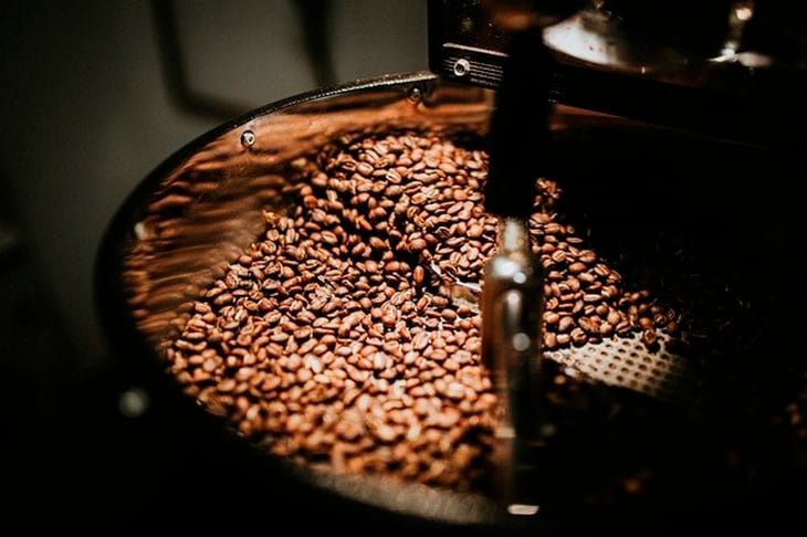Existem dois tipos - São dois os tipos de grãos do café: Arábica (Coffea arabica) e Robusta (Coffea canephora). Eles possuim características diferentes. Por exemplo, o café arábica possui doçura natural enquanto os grãos de Robusta são mais amargos. A escolha vai pelo gosto do consumidor. 