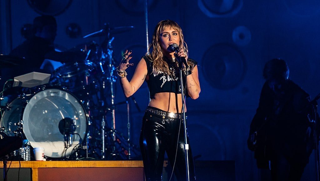 Miley Cyrus - Nascida em 23/11/1992 no Tennessee, a cantora, compositora e atriz americana mede 1,65 metro.  