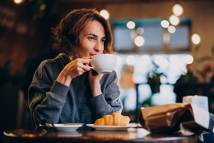 Faz bem para saÃºde - Ã? verdade que exagerar no cafÃ© pode trazer complicaÃ§Ãµes para o seu organismo. No entanto, um estudo publicado na revista acadÃªmica Annals of Internal Medicine indicou que tomar cerca de trÃªs xÃ­caras de cafÃ© por dia pode reduzir o risco de morte, alÃ©m do fato de o cafÃ© ter antioxidantes.