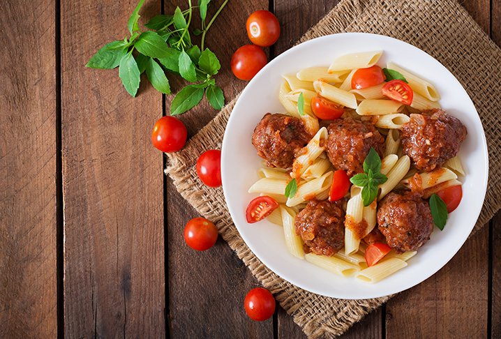 Macarrão e almôndegas - A almôndega tem proteínas e é rica em zinco. Mas peca pelas taxas de gordura (9g a cada 100g do alimento) e sódio (550mg)