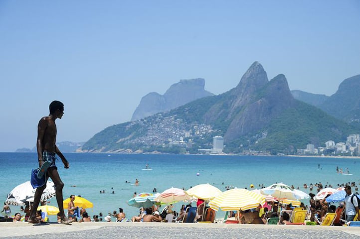 A principal medida de prevenção do câncer de pele é a proteção contra o sol.  Dá para curtir uma praia no final de semana, mas sem abusar, principalmente as pessoas de peles mais claras. 