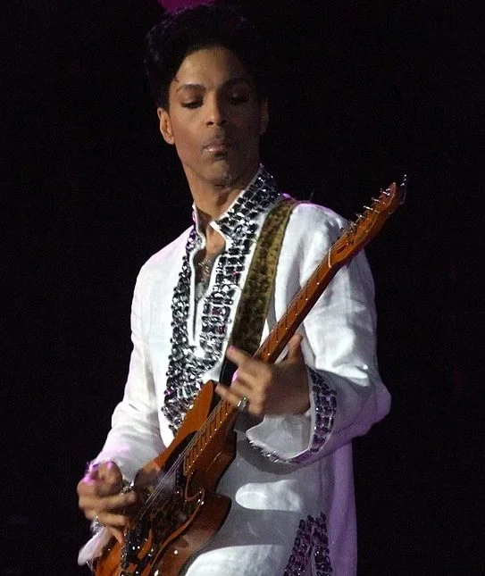 Agora, a memória de um grande nome: Prince. Nascido em 7/6/1958 em Minneapolis, o múltiplo artista americano morreu aos 57 anos. Foi cantor, compositor, produtor, dançarino, multi-instrumentista e ator, um dos maiores ícones da música mundial. Tinha 1,60 metro. 