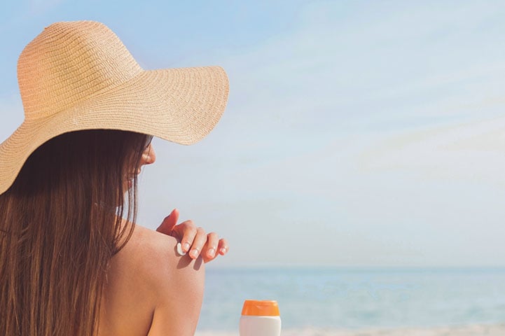 A dica básica - recomendada pelos médicos e notória em tempos mais quentes - é usar filtro solar, para que um eio ao ar livre ou na praia não vire dor de cabeça.  