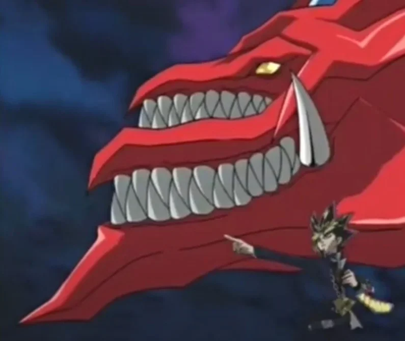 Nome da carta: Slifer, o DragÃ£o Celeste - O deus egÃ­pcio controlado por Yugi Ã© Slifer, um dragÃ£o vermelho gigantesco com duas bocas. Seu poder de ataque Ã© baseado no nÃºmero de cartas na mÃ£o de quem o usa vezes mil. Ou seja, com cinco cartas na mÃ£o, Slifer terÃ¡ um poder de ataque de 5000!