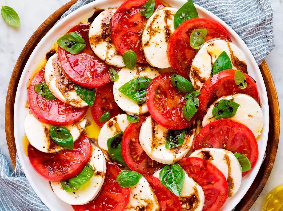 Tomate e muçarela de búfala.  Esta muçarela (com ç, não com ss, como a maioria pensa) é feita de leite de búfala. Tem 48% de proteína e 50% de cálcio a mais que o queijo convencional, e baixo índice de sódio.