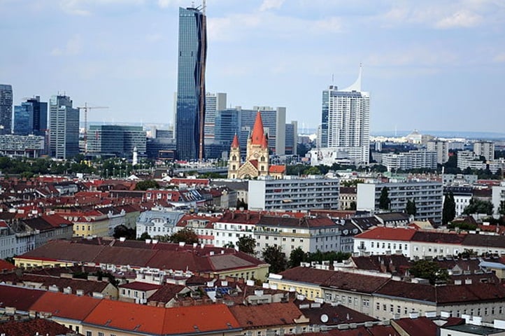 Na Viena atual, o passado de glamour se mistura em perfeita harmonia com a modernidade do presente, com construções modernas surgindo em meio aos prédios antigos.