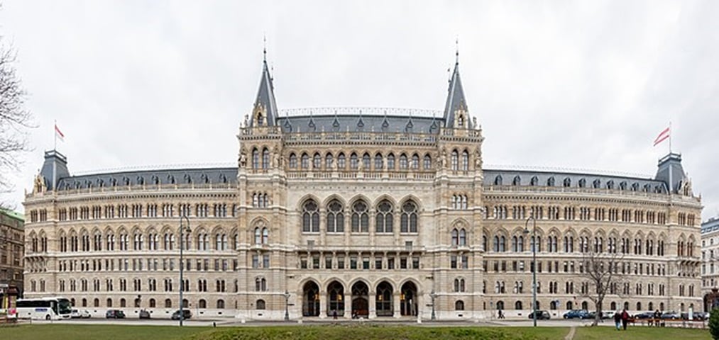 Legalmente, Viena é uma cidade, como distrito político, e, desde 29 de dezembro de 1921, é classificada também como um estado, devido a "lei da separação constitucional".