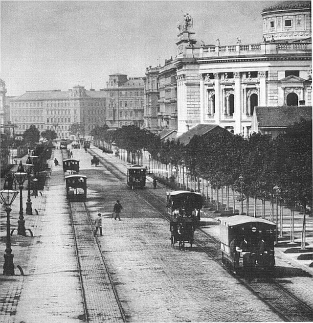 Antes da Primeira Guerra Mundial, Viena chegou a ser a quinta maior cidade do mundo, atrás de Londres, Nova York, Paris e Chicago.