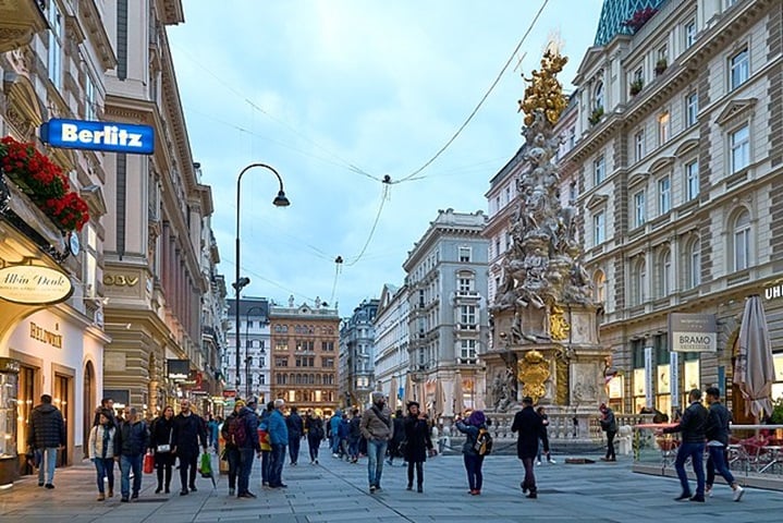 Viena é a capital da Áustria e um dos nove estados austríacos. Em 2024, Viena recebeu cerca de 8,2 milhões de turistas, um aumento de 9% em relação a 2023. 
