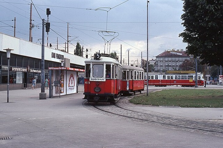 Em Viena, o transporte público é totalmente integrado entre ônibus, metrô e os tradicionais bondes, o que facilita a mobilidade tanto para os moradores como para os visitantes. 