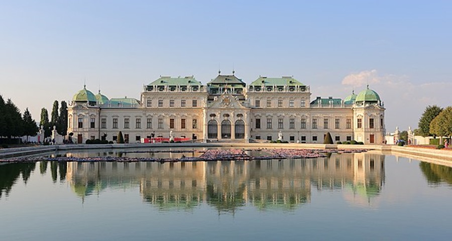 Por muitos anos, Viena foi o centro cultural do continente europeu, com grande influência barroca, e capital política de um império que se expandiu.