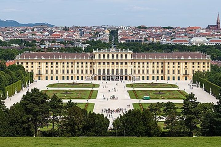 O Palácio de Schönbrunn, localizado no Centro Histórico de Viena, é reconhecido pela UNESCO como Patrimônio da Humanidade.